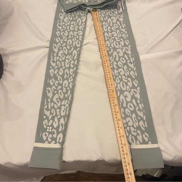 Sweaty Betty Leopard Jacquard Base Layer
Leggings Blue/Greenish Paint
Jacquard - Picture 9 of 10